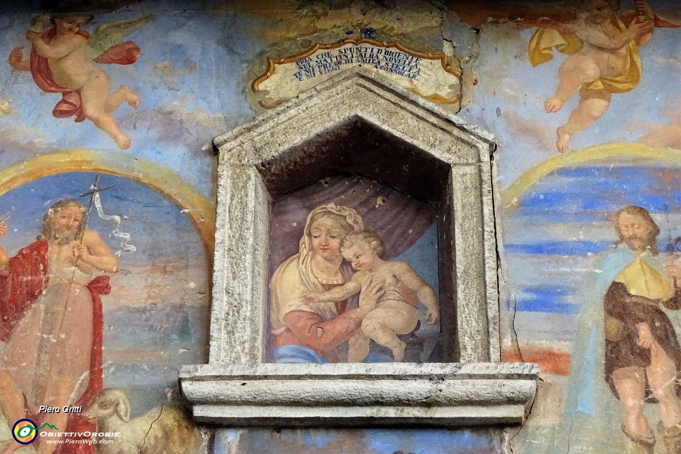 93 Affresco di A. Sibella con edicola della Madonna col Bambino .JPG